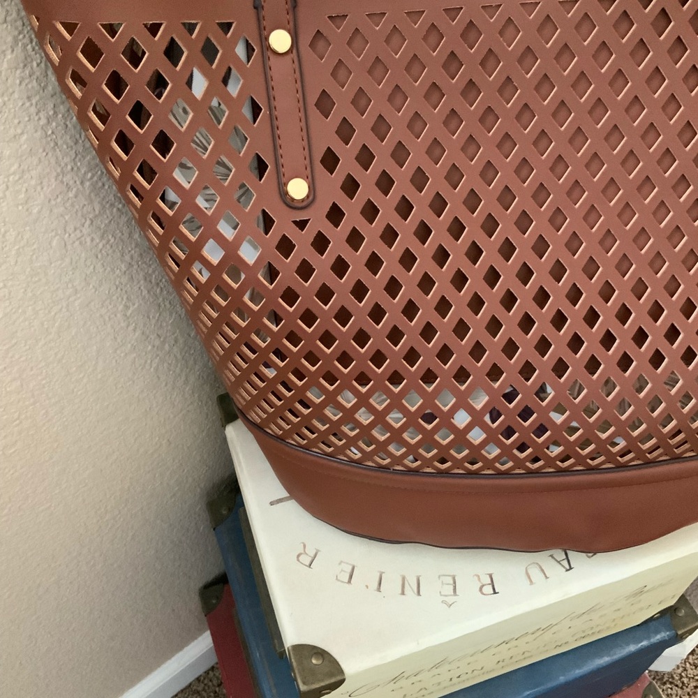 NWT Kourtney laser tote - Picture 2 of 5